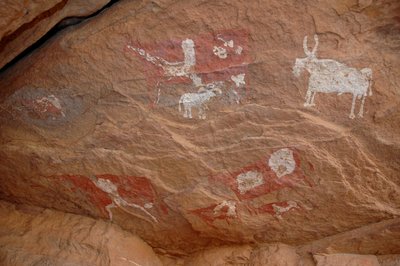 Arte rupestre, Prehistoria: Pintura rupestre de un grupo de ganado y ovejas en un refugio ornamentado, en el macizo de Uweinat, Sudán (Karkur-Talh o Karkur Talh). Período de 8000 a 3000 años a.C. Fotografía de Unbekannt