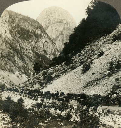 Jordalsnut rocoso 3620 pies desde el lado de la carretera llena de carros turísticos, Noruega, c1905 de Unbekannt