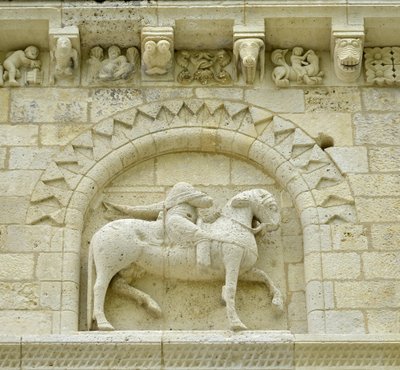 Arte románico: detalle de la fachada que representa a Hugues de Surgeres y Geoffroy de Vendome o al emperador Constantino I el Grande cuyo pie del caballo pisaría la herejía y Cristo triunfante del mal y la muerte, Notre Dame de Surgeres de Unbekannt