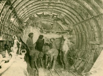 Cortadora rotativa en funcionamiento en el tubo ampliado de la línea ferroviaria City y South London, c. 1930 de Unbekannt