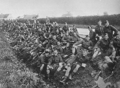 Reclutas del Cuerpo Médico del Ejército Real toman una comida al aire libre, 1915 de Unbekannt