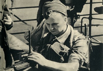 Marine real revisando su ametralladora, Segunda Guerra Mundial, c1939-c1943 de Unbekannt