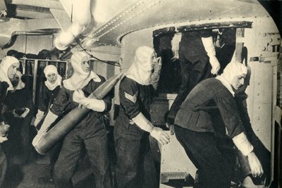 Marines Reales manejando municiones a bordo del HMS Illustrious, Segunda Guerra Mundial de Unbekannt