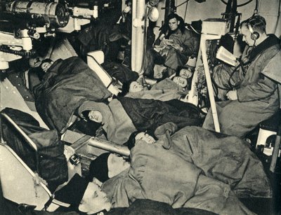Marines reales durmiendo en la casa de armas de un buque de guerra, Segunda Guerra Mundial, c1939-c1943 de Unbekannt
