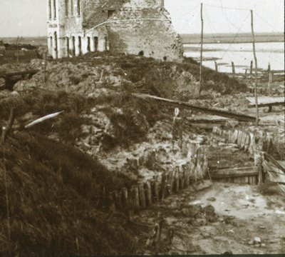 Edificio en ruinas y trincheras a lo largo de la costa, c. 1914-c. 1918 de Unbekannt