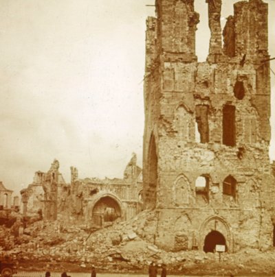 Catedral en ruinas, Ypres, Flandes, Bélgica, c1914-c1918 de Unbekannt