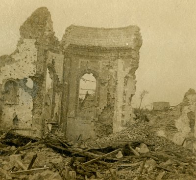 Iglesia en ruinas, Combles, norte de Francia, c1914-c1918 de Unbekannt