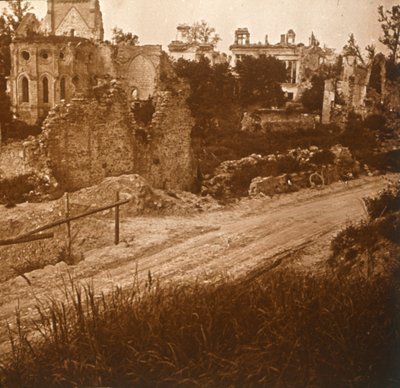 Iglesia y castillo en ruinas, Francia, c1914-c1918 de Unbekannt
