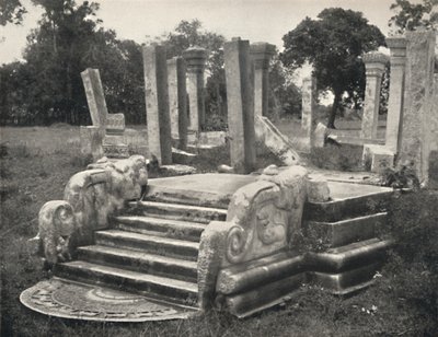 Ruinas de una sala de pilares, delante escalera con piedra lunar s. Tafel 79, Anuradhapura, 1926 de Unbekannt