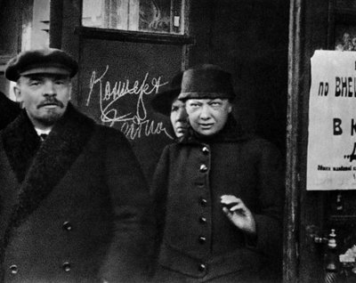 Líder bolchevique ruso Vladimir Lenin y su esposa, Nadezhda Krupskaya, Rusia, 1922 de Unbekannt