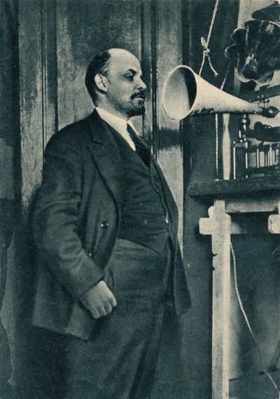 Líder bolchevique ruso Vladimir Lenin en una grabación de radio en el Kremlin, Moscú, Rusia, 1919 de Unbekannt