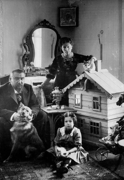 El autor ruso Alexander Kuprin en casa con su familia, Gatchina, Rusia, principios del siglo XX de Unbekannt