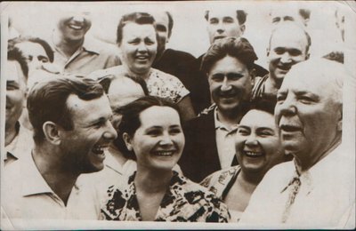 Cosmonauta ruso Yuri Gagarin con su esposa, 1962 de Unbekannt
