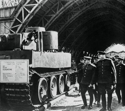 Generales rusos inspeccionando una exposición de armamentos alemanes capturados, Rusia, 1943 de Unbekannt