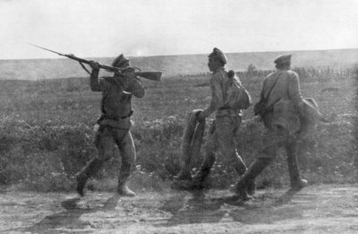 Soldado ruso asaltando a su camarada en retirada, Ternopil, Ucrania, Primera Guerra Mundial, 1 de julio de 1917 de Unbekannt
