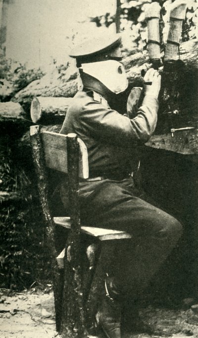 Soldado ruso usando un rifle periscopio, Primera Guerra Mundial, 1914-1918, c1920 de Unbekannt