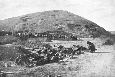 Soldados rusos recogiendo cartuchos de los muertos antes del entierro, Guerra Ruso-Japonesa 1904-5 de Unbekannt