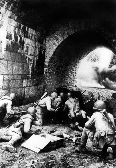 Soldados rusos en acción cerca de Riga, Letonia, 1944 de Unbekannt