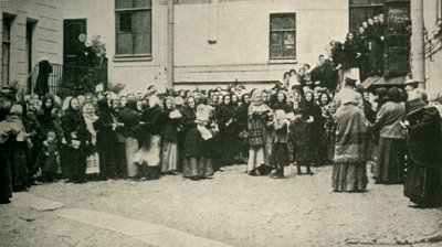 Esposas de soldados rusos esperando noticias del frente..., Primera Guerra Mundial, 1915, c1920 de Unbekannt