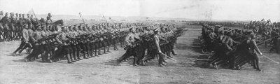 Tropas rusas desfilando durante la visita del presidente francés Raymond Poincaré a Rusia, 22 de julio de 1914 de Unbekannt