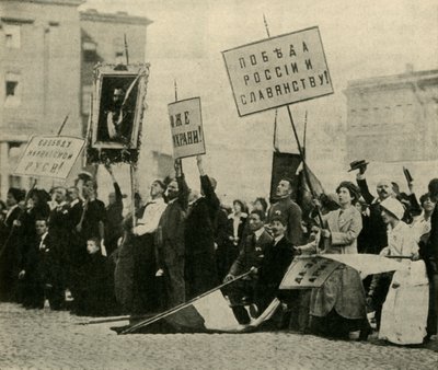 Rusos rezando por el éxito de sus fuerzas, Petrogrado, Primera Guerra Mundial, 1914 de Unbekannt
