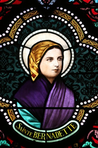 Iglesia del Sagrado Corazón. Vidriera. Santa Bernadette Soubirous es conocida por las apariciones marianas, 20160604, Moulins, Francia de Unbekannt