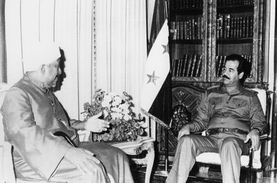 Saddam Hussein en una reunión, Irak, 1986 de Unbekannt