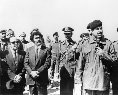 Saddam Hussein dando un discurso, Irak, 1986 de Unbekannt