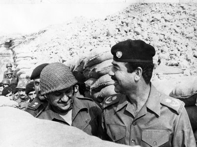 Saddam Hussein inspeccionando el frente de Basora, Irak, 1986 de Unbekannt