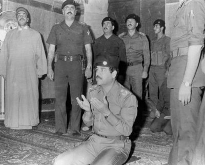 Saddam Hussein rezando, Karbala, Irak, 1985 de Unbekannt
