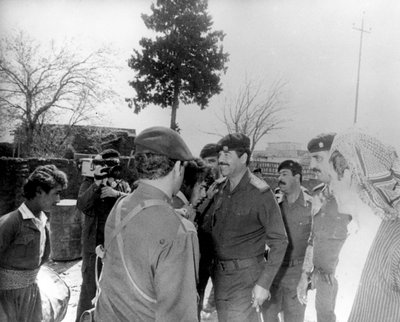Saddam Hussein recorriendo la nación, Irak, 1987 de Unbekannt
