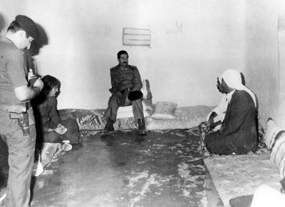 Saddam Hussein visitando una casa campesina en Basora, Irak de Unbekannt