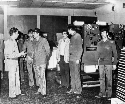 Saddam Hussein visitando una imprenta estatal, Bagdad, Irak, 1986 de Unbekannt