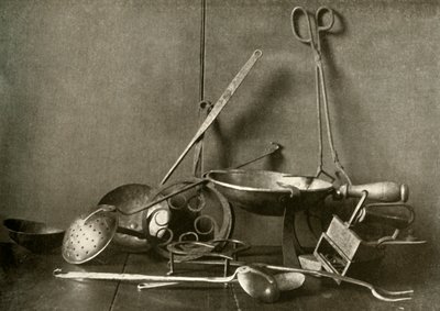 Sadiron, tenazas, espumadera, tenedor, trípodes y plato de picar de cobre, siglo XVIII, 1937 de Unbekannt