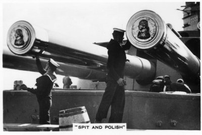 Marineros puliendo los cañones de 16 pulgadas del HMS Nelson, 1937 de Unbekannt