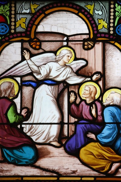 Vidriera de la catedral de Saint-Corentin: aparición del ángel a San Pedro, Quimper, Francia de Unbekannt