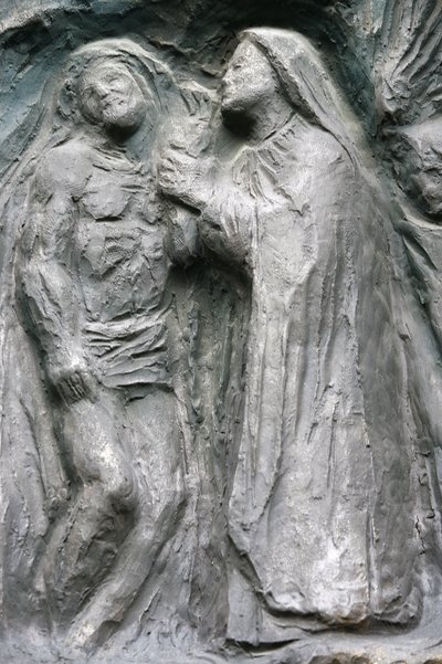 Escultura de la puerta de Notre Dame en la iglesia de Saint-Pierre de Montmartre: Jesús es bajado de la cruz, París, Francia de Unbekannt