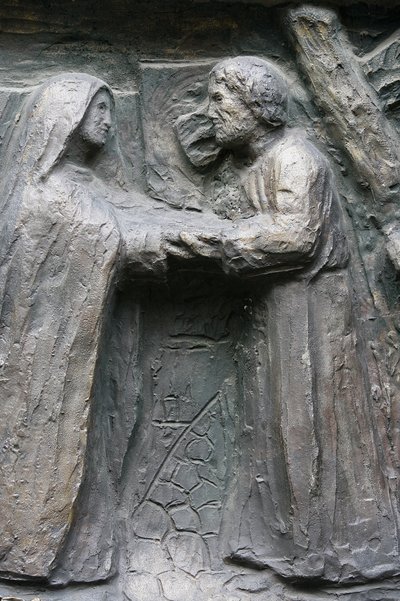 Escultura de la puerta de Notre Dame en la iglesia de Saint-Pierre de Montmartre: Jesús se encuentra con su madre en la Vía Dolorosa, París, Francia de Unbekannt