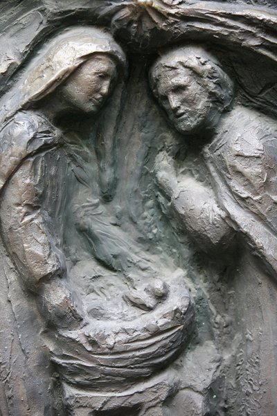 Escultura de la puerta de Notre Dame en la iglesia de Saint-Pierre de Montmartre: Natividad, París, Francia de Unbekannt