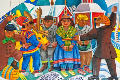 Arte sami; la vida diaria del pueblo sami; talla de madera colorida; retablo sami-cristiano diseñado por el artista Bror Hjort en la iglesia de madera de Jukkasjaervi; Laponia; Condado de Norrbotten; Suecia; Escandinavia; Europa de Unbekannt