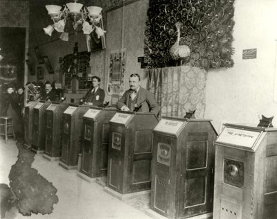 Salón de San Francisco con Cinetoscopios, 1894-1895 de Unbekannt