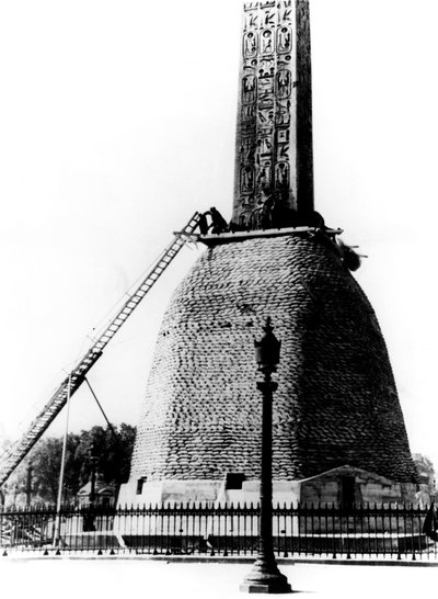 Sacos de arena protegiendo la base del obelisco egipcio, París ocupada por los alemanes, 1940 de Unbekannt