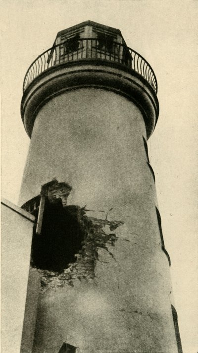 Faro de Scarborough golpeado por una bomba alemana, Primera Guerra Mundial, diciembre 1914, c1920 de Unbekannt