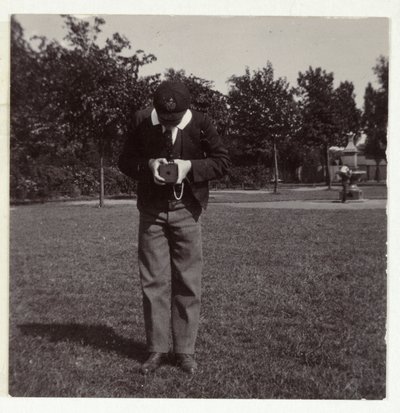 Escolar tomando una fotografía, c. 1905 de Unbekannt