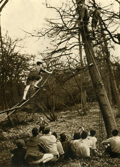 Exploradores practicando pionerismo, 1944 de Unbekannt