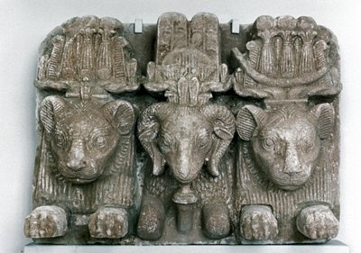 Escultura de tres cabezas de animales de Unbekannt