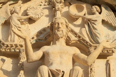 Escultura de Cristo sentado en un trono. El Juicio Final. Tímpano del portal central occidental. Catedral de San Esteban. Primer plano. de Unbekannt