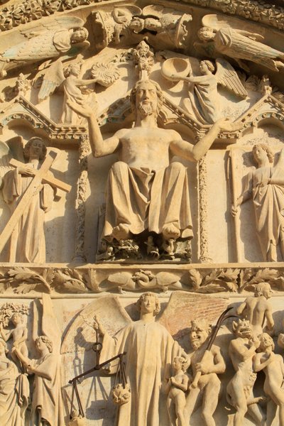 Escultura de Cristo sentado en un trono. El Juicio Final. Tímpano del portal central occidental. Catedral de San Esteban. de Unbekannt