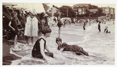 Baño en el mar, Broadstairs, Kent, c 1913 de Unbekannt