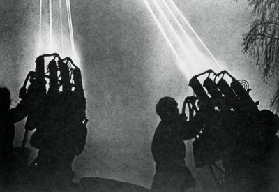 Operadores de reflectores preparándose para un bombardeo nocturno, Moscú, 1941 de Unbekannt